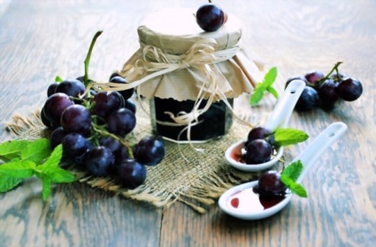 grape or concord preserves