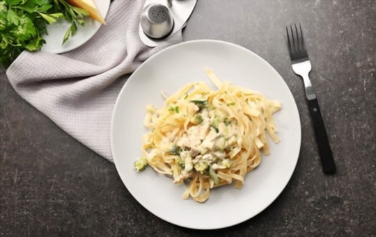 What to Serve with Fettuccine Alfredo? 7 BEST Side Dishes