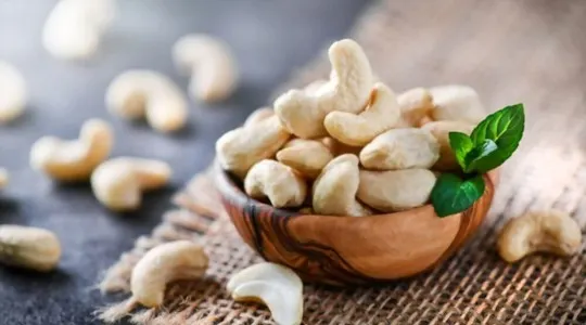how to prepare and eat cashews