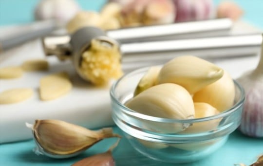 how to tell if peeled garlic is bad
