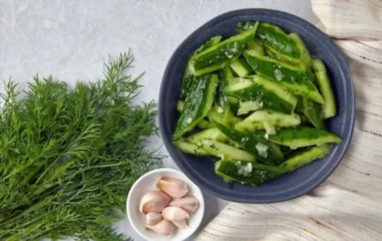 cucumber salad with garlic and dill