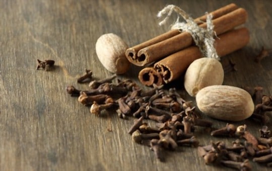 mix cloves and cinnamon