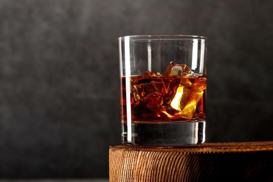 Whiskey Neat vs On the Rocks: What's the Difference?